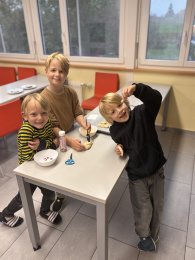 Tagesschule - Kreativ sein - wir backen lustige Zopffiguren. 