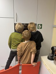 Tagesschule - Kreativ sein - wir backen lustige Zopffiguren. 